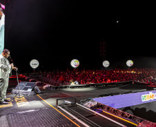 Raça Negra supera público de 2 anos atrás e canta para coral de 118 mil pessoas em Matinhos