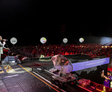 Raça Negra supera público de 2 anos atrás e canta para coral de 118 mil pessoas em Matinhos