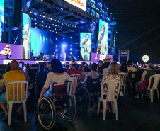 Raça Negra supera público de 2 anos atrás e canta para coral de 118 mil pessoas em Matinhos