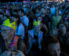 Raça Negra supera público de 2 anos atrás e canta para coral de 118 mil pessoas em Matinhos