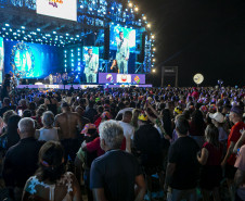 Raça Negra supera público de 2 anos atrás e canta para coral de 118 mil pessoas em Matinhos