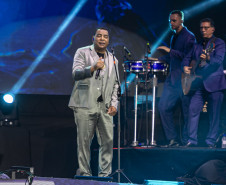 Raça Negra supera público de 2 anos atrás e canta para coral de 118 mil pessoas em Matinhos