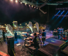 Atitude 67 e Kamisa 10 fazem noite de pagode em dose dupla em Pontal do Paraná