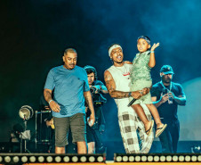 Atitude 67 e Kamisa 10 fazem noite de pagode em dose dupla em Pontal do Paraná