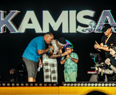 Atitude 67 e Kamisa 10 fazem noite de pagode em dose dupla em Pontal do Paraná