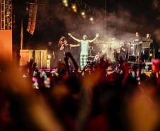 Atitude 67 e Kamisa 10 fazem noite de pagode em dose dupla em Pontal do Paraná