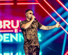 Bruno & Denner e Israel & Rodolffo fazem balada sertaneja para 32 mil pessoas em Pontal do Paraná