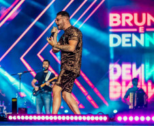 Bruno & Denner e Israel & Rodolffo fazem balada sertaneja para 32 mil pessoas em Pontal do Paraná