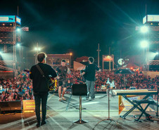 Bruno & Denner e Israel & Rodolffo fazem balada sertaneja para 32 mil pessoas em Pontal do Paraná