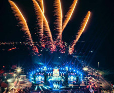 Bruno & Denner e Israel & Rodolffo fazem balada sertaneja para 32 mil pessoas em Pontal do Paraná