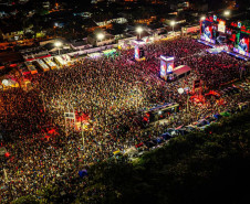 Roberta Miranda e Raça Negra transformam Pontal do Paraná em palco de grandes emoções