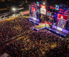 Roberta Miranda e Raça Negra transformam Pontal do Paraná em palco de grandes emoções