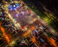 Roberta Miranda e Raça Negra transformam Pontal do Paraná em palco de grandes emoções