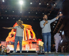 Diego & Arnaldo abrem último fim de semana do Verão Maior Paraná com show eclético em Pontal do Paraná