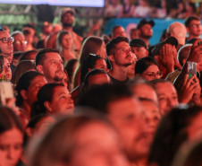 Hugo & Guilherme atraem 87 mil pessoas para as areias de Caiobá com hits icônicos