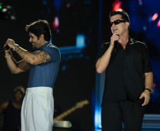 Hugo & Guilherme atraem 87 mil pessoas para as areias de Caiobá com hits icônicos