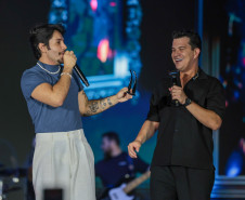 Hugo & Guilherme atraem 87 mil pessoas para as areias de Caiobá com hits icônicos