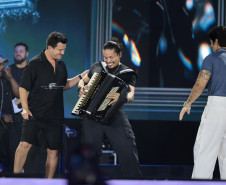 Hugo & Guilherme atraem 87 mil pessoas para as areias de Caiobá com hits icônicos