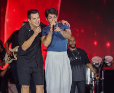 Hugo & Guilherme atraem 87 mil pessoas para as areias de Caiobá com hits icônicos
