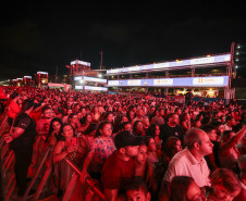 Hugo & Guilherme atraem 87 mil pessoas para as areias de Caiobá com hits icônicos