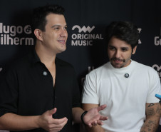 Hugo & Guilherme atraem 87 mil pessoas para as areias de Caiobá com hits icônicos