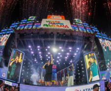 Hugo & Guilherme atraem 87 mil pessoas para as areias de Caiobá com hits icônicos