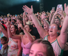 Hugo & Guilherme atraem 87 mil pessoas para as areias de Caiobá com hits icônicos