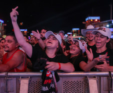 Hugo & Guilherme atraem 87 mil pessoas para as areias de Caiobá com hits icônicos