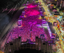 Hugo & Guilherme atraem 87 mil pessoas para as areias de Caiobá com hits icônicos