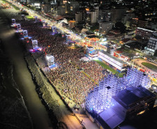 Hugo & Guilherme atraem 87 mil pessoas para as areias de Caiobá com hits icônicos