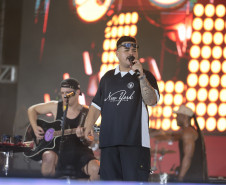 Hugo & Guilherme atraem 87 mil pessoas para as areias de Caiobá com hits icônicos