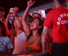 Hugo & Guilherme atraem 87 mil pessoas para as areias de Caiobá com hits icônicos