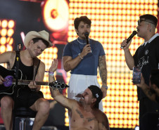 Hugo & Guilherme atraem 87 mil pessoas para as areias de Caiobá com hits icônicos