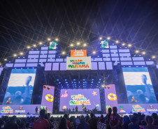 Hugo & Guilherme atraem 87 mil pessoas para as areias de Caiobá com hits icônicos