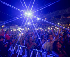 Hugo & Guilherme atraem 87 mil pessoas para as areias de Caiobá com hits icônicos