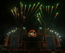 Hugo & Guilherme atraem 87 mil pessoas para as areias de Caiobá com hits icônicos