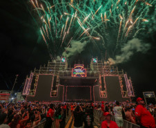 Hugo & Guilherme atraem 87 mil pessoas para as areias de Caiobá com hits icônicos