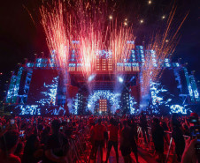 Hugo & Guilherme atraem 87 mil pessoas para as areias de Caiobá com hits icônicos