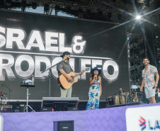 A dupla Israel e Rodolffo  durante  apresentação do seu  show  no Verão Maior Paraná, em Matinhos - 08/02/2026