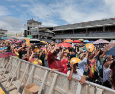 Padre Reginaldo Manzotti reúne 38 mil pessoas no último domingo do Verão Maior Paraná