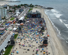 Padre Reginaldo Manzotti reúne 38 mil pessoas no último domingo do Verão Maior Paraná