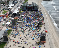 Padre Reginaldo Manzotti reúne 38 mil pessoas no último domingo do Verão Maior Paraná