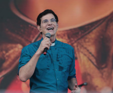 Padre Reginaldo Manzotti reúne 38 mil pessoas no último domingo do Verão Maior Paraná