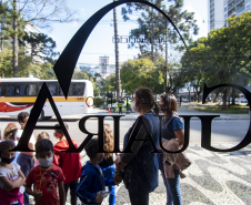 Governo do Paraná abre edital da 3.ª edição do programa Crianças no Teatro