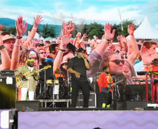 Reggae, praia e conexão: Inner Circle embala 153 mil pessoas em Matinhos