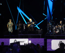 Aonde quer que eu vá: chuva, coral e emoção marcam show dos Paralamas em Matinhos