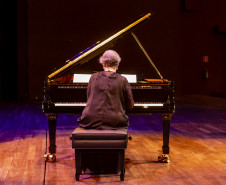 Novo piano marca aporte histórico no Teatro Guaíra e inaugura temporada da OSP