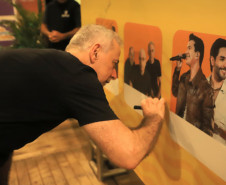 Aonde quer que eu vá: chuva, coral e emoção marcam show dos Paralamas em Matinhos