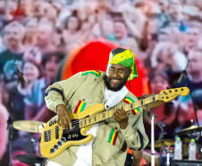 Reggae, praia e conexão: Inner Circle embala 153 mil pessoas em Matinhos