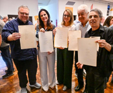 Família de Paulo Leminski recebe textos do autor que ficaram esquecidos em avião